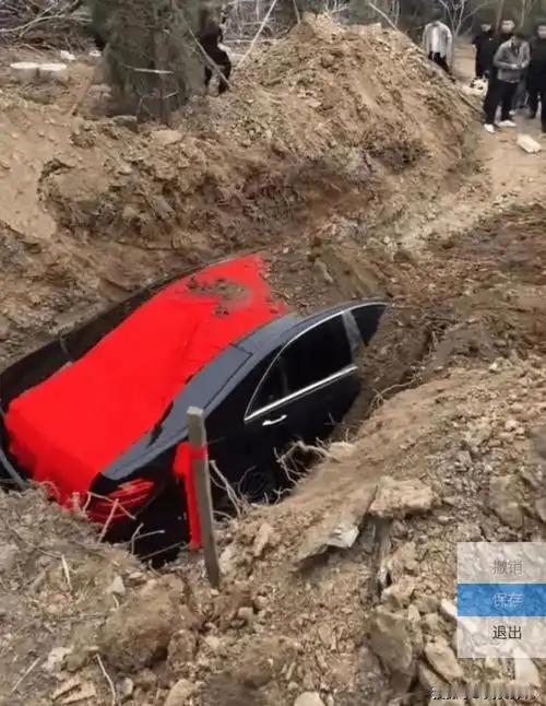 奔驰陪葬：一场荒诞的“孝道”表演

近日，辽宁辽阳弓长岭区发生的一起“奔驰车陪葬