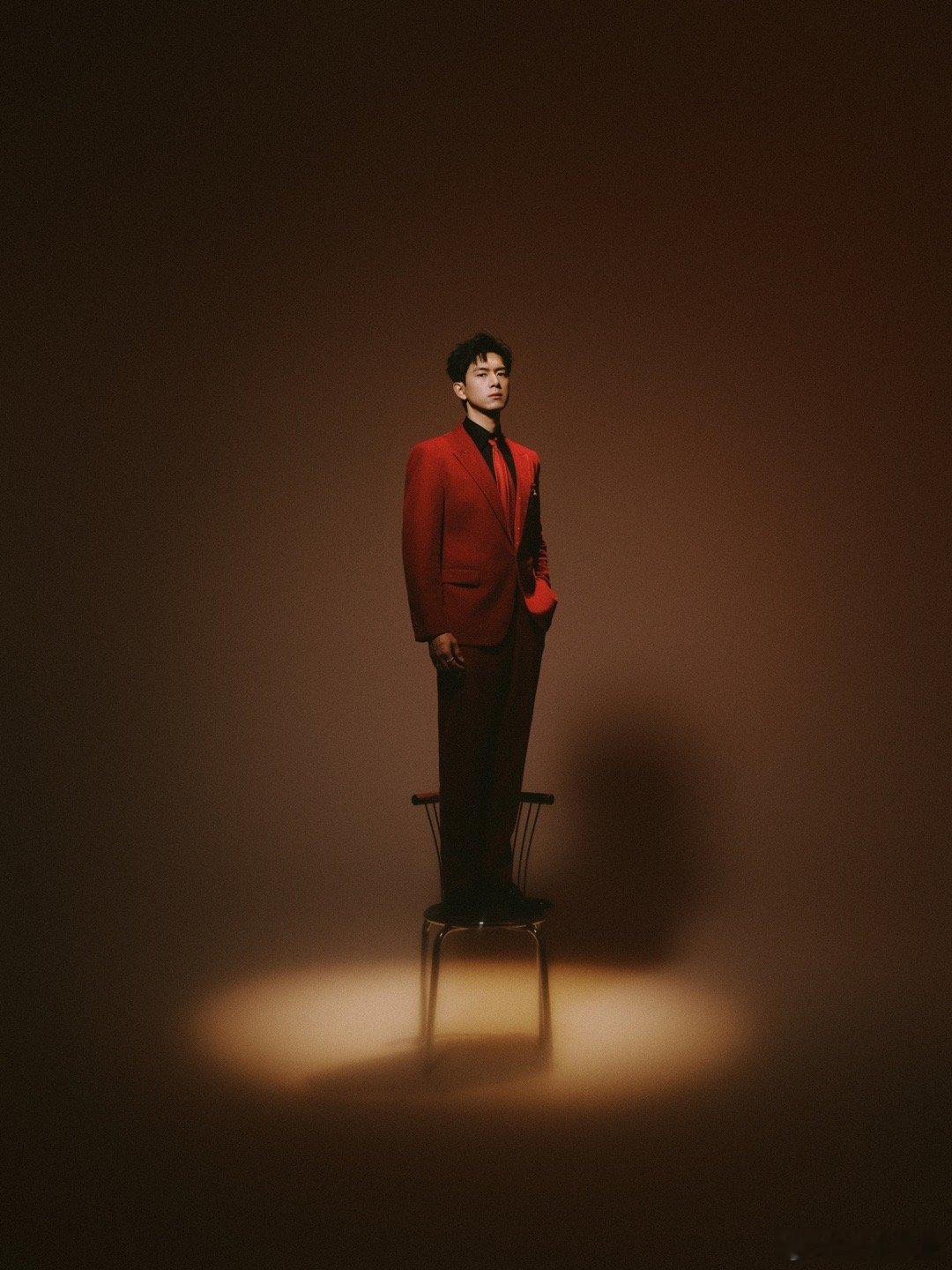 李现用自己的摄影作品做背景图 摄影作品们有福了！能陪着李现亮相春晚出发时刻，故宫