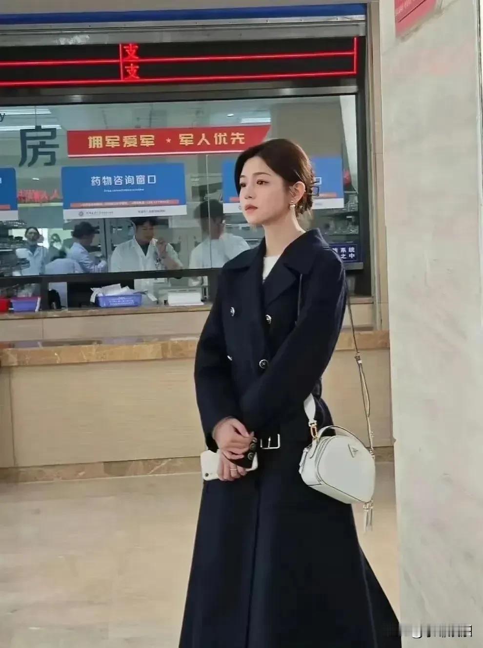 陈妍希素颜皮肤白皙发亮，简直美爆了，她头小脸圆，特别显年轻。感觉她从来没有变老过
