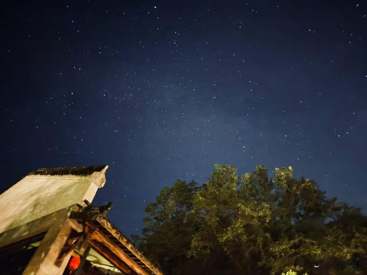 夏夜来到江南忆，抬头能看漫天星空，林间还能体验捉蝉的夏日乐趣。
图文原创：王斌