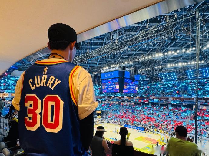  徐正溪晒NBA名人赛现场照片徐正溪晒NBA名人赛现场照王俊凯蓝海徐正溪发微博晒