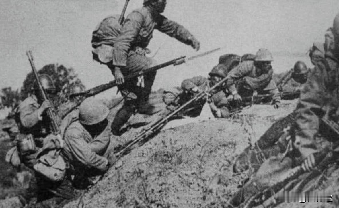 1938年9月底，赣北万家岭，一支日军在崇山峻岭中缓缓行进。师团参谋长秋山义隆环