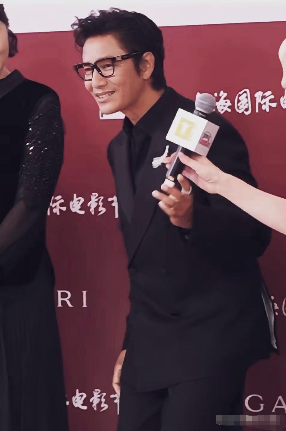 陈坤之前明明举止有度，风度翩翩的，现在气质完全变了，呲牙咧嘴瞪眼表情很诡异！