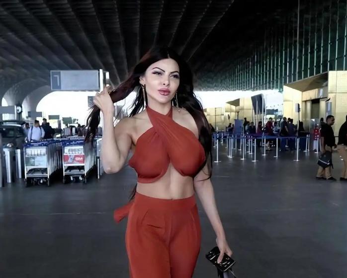 印度女演员靠成人刊物拍裸写真，一炮爆红，出门遭当地男性跟踪围攻。她就是印度最火辣