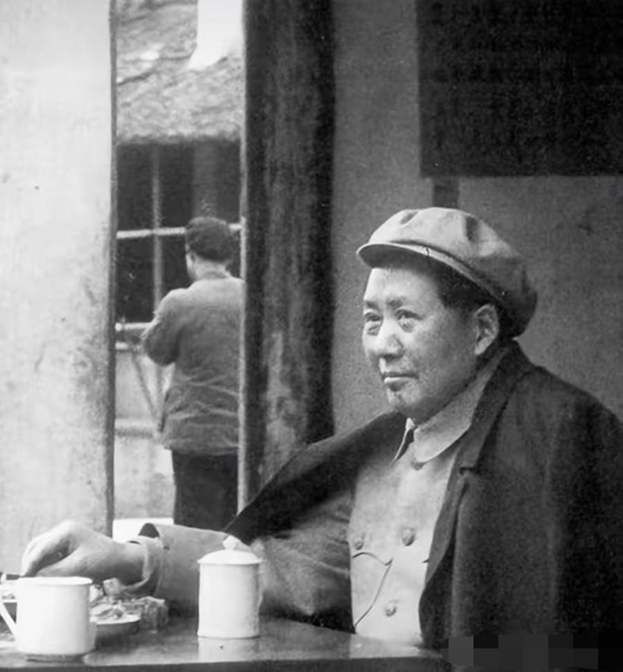 我发现个怪事，前些年总揪着毛主席晚年挑刺的人，如今怎么都没了动静？

说到底不是