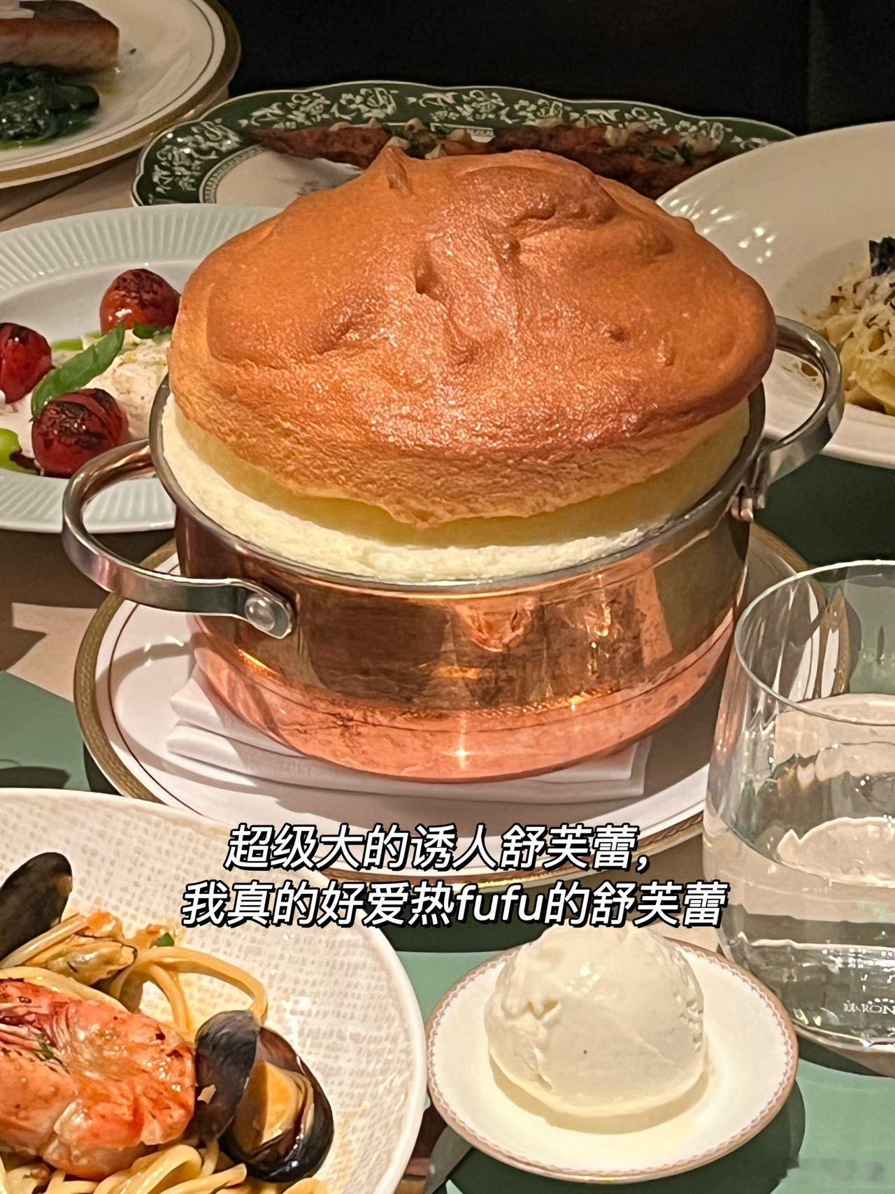 在北京，吃到舒芙蕾PLUS!!!一下子把生日氛围感拉满咯！！！女朋友过生日，跟随