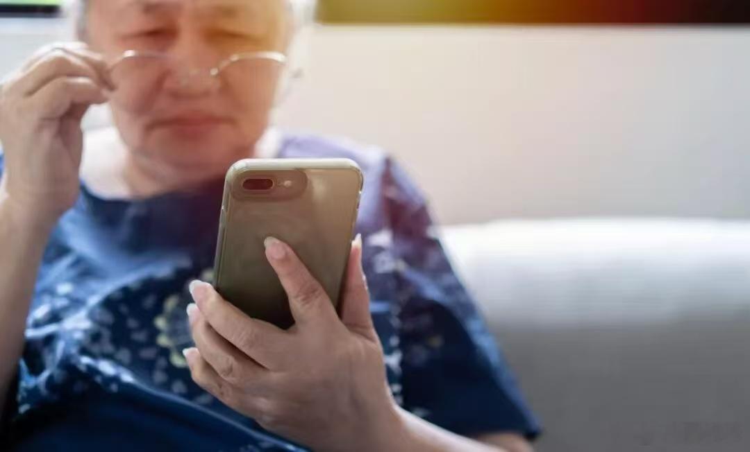 不要害怕询问小辈我发现现在身边的老人家，一个个都活成了“孤勇者”。不管遇上什么难