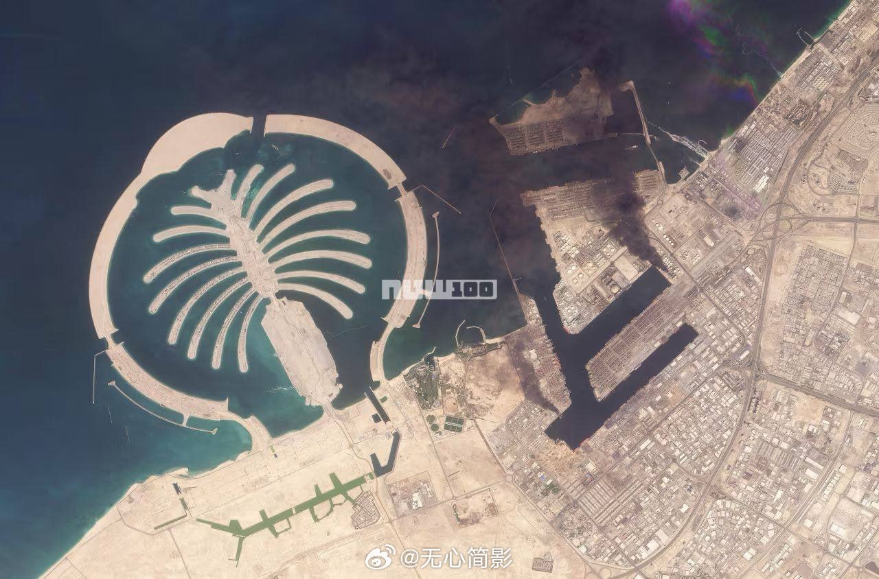 卫星图像显示，在海湾地区遭报复性打击后，迪拜杰贝阿里港上空升起浓烟。迪拜今年旅游
