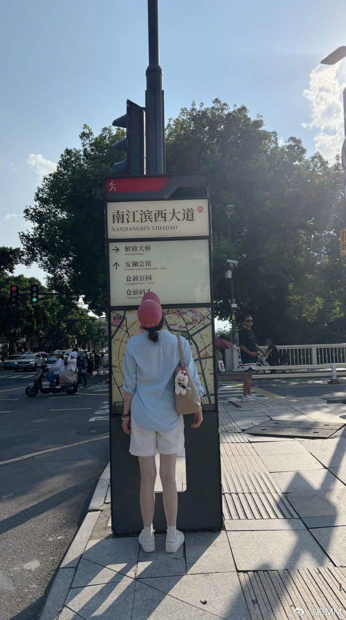 蒋欣晒焦也要做gai溜子蒋欣18宫格游客照欣的 18 宫格游客照，晒焦也要做 g