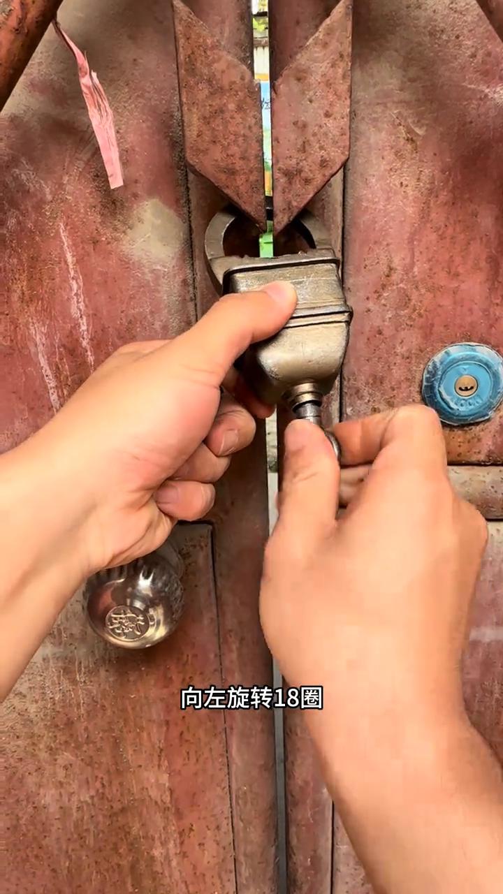 古人的智慧：机关锁。
看我爷临走的时候给我留下的这把锁，一共三把钥匙。
·先用第