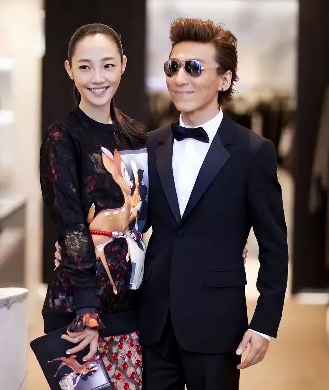 2000年，张艺谋看中了16岁的白百何，他说：“小姑娘，来我剧组拍戏吧？”白百何