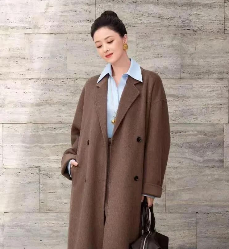 蒋欣这状态绝了！41岁瘦了后气质直接开挂
 
棕大衣+浅蓝衬衫+阔腿裤，低饱和色