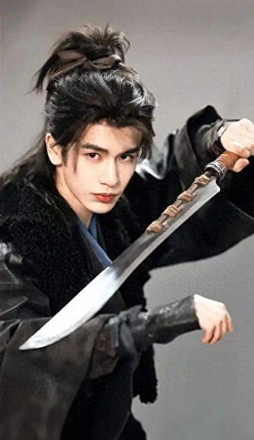 张凌赫新剧《刺棠》扮腹黑权臣！