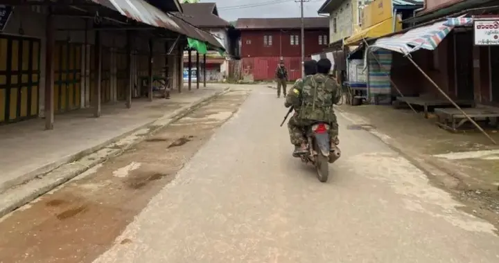 缅甸人民防卫军部队从抹谷镇内撤离