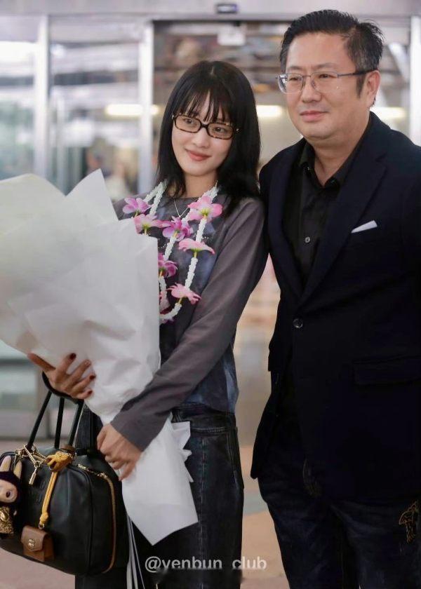 tg 金米妮这待遇真好 不愧是#娃奢# 在机场就有管理团队来送花接应 ​​​
