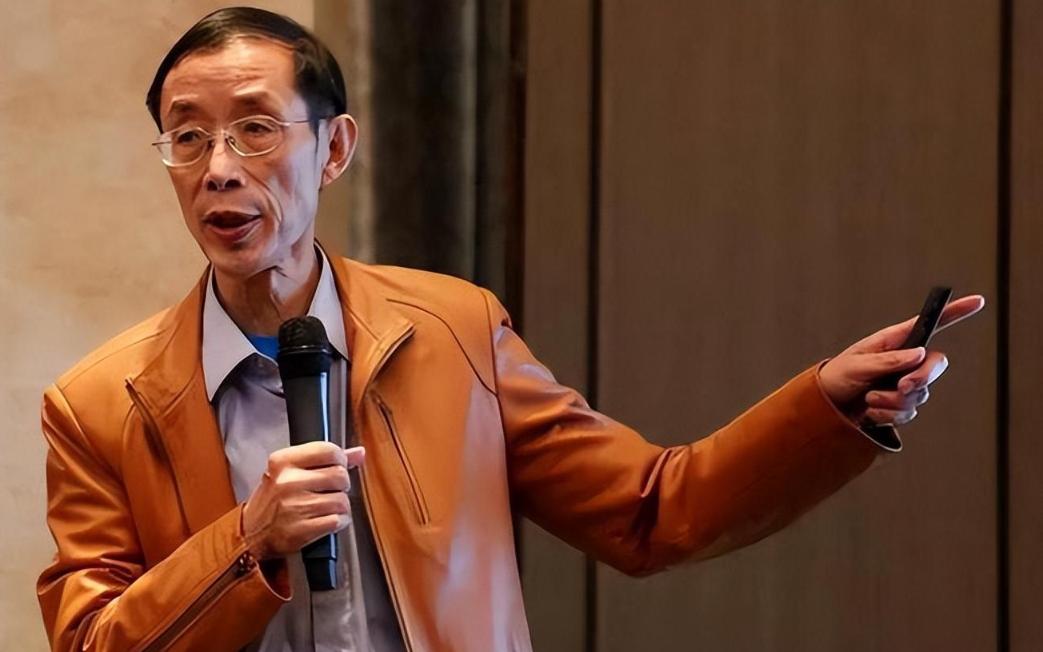 [太阳]“北大教授”陈平，靠批判美国，狂赚数亿，晚年却奔赴美国，住上豪宅，女儿更