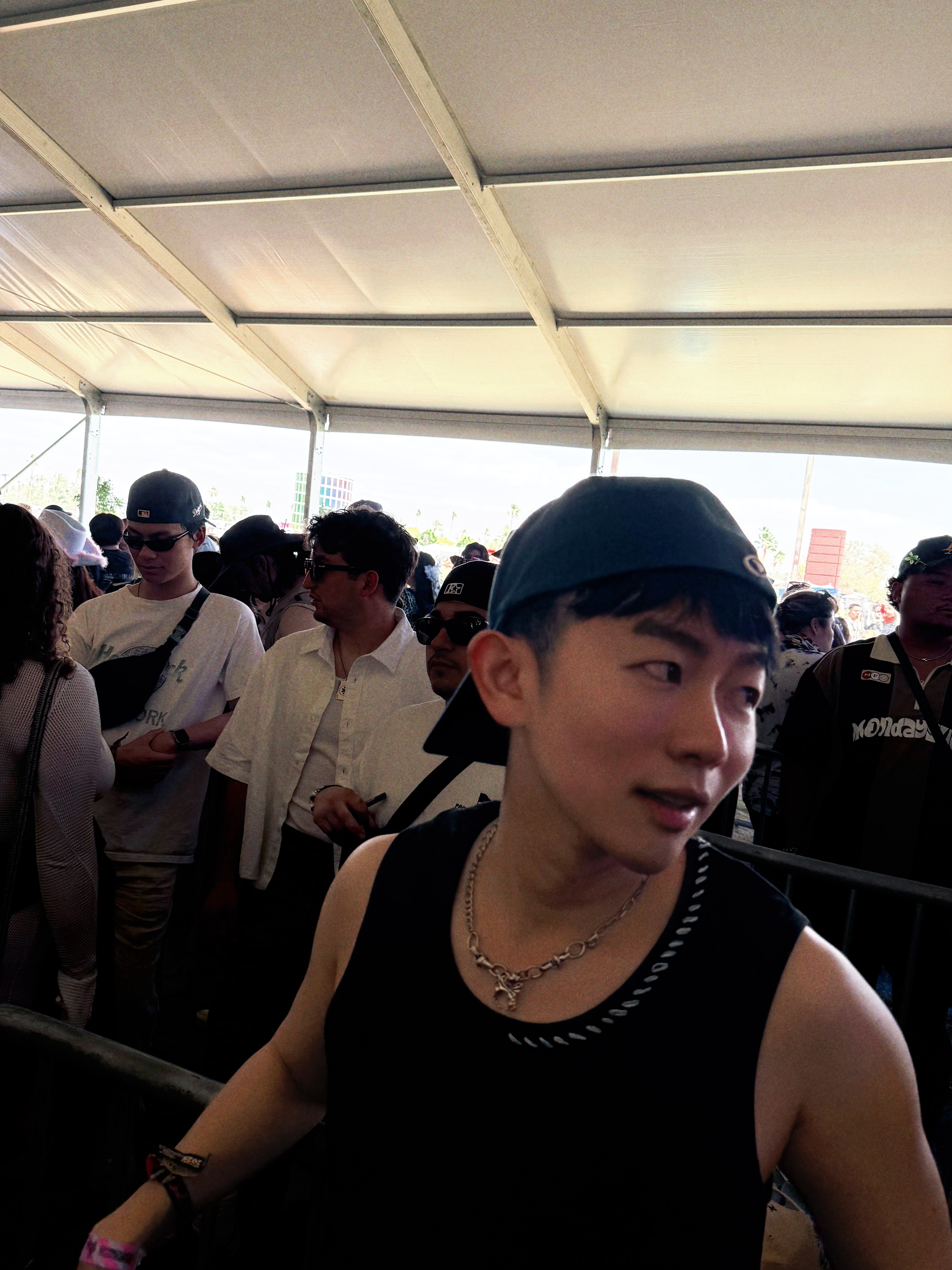 我像个来Coachella批发采购艺人周边的[全力以赴]  ​​​
