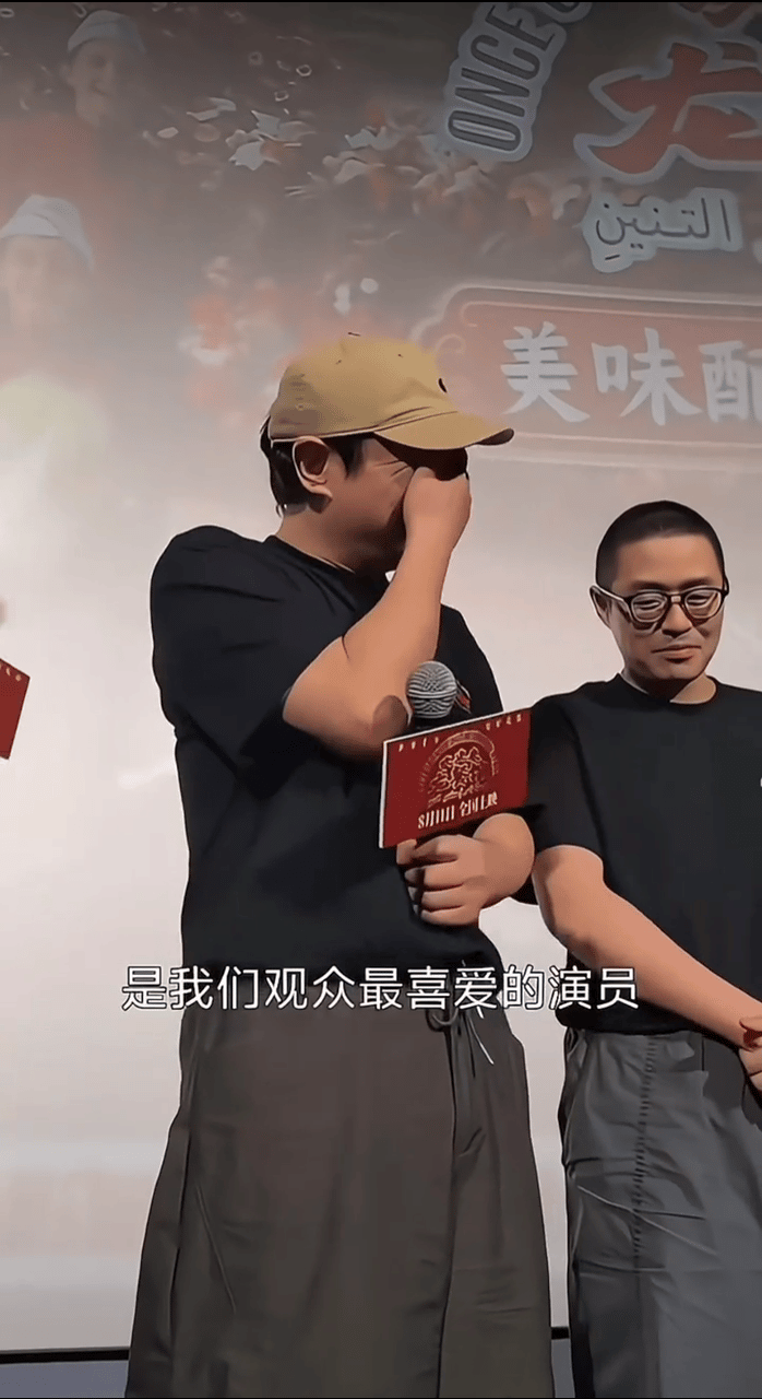沈腾回去得偷偷的哭一场粉丝给沈腾颁荣誉证书等独处回想这一刻，沈腾大概率会破防。 