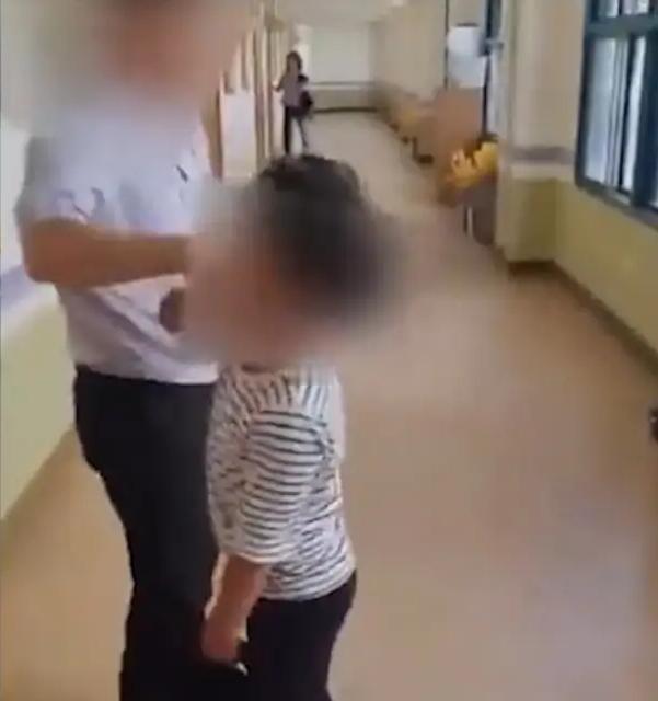 贵阳爸爸在教室扇了孩子一耳光，

拘留10天不冤，

这事到底卡在哪儿了。

一