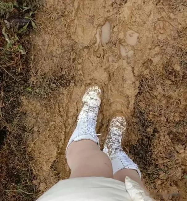 女网友：第一次去男朋友家，该分手吗？[捂脸]刚走到半路，已经想不起出门时穿的衣服