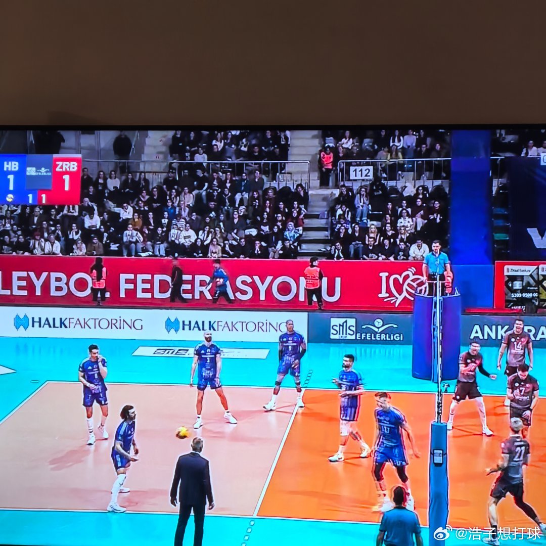 嚯，两大银行的红蓝对决～ 