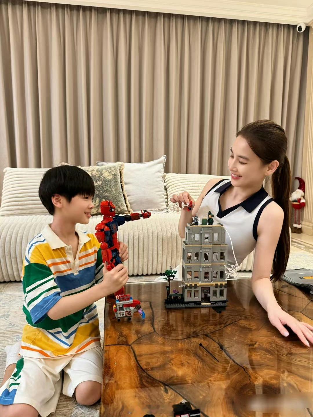 43岁黄圣依和小儿子在家中拼玩具，母子俩看起来关系真好！儿子遗传了她的冷白皮，五