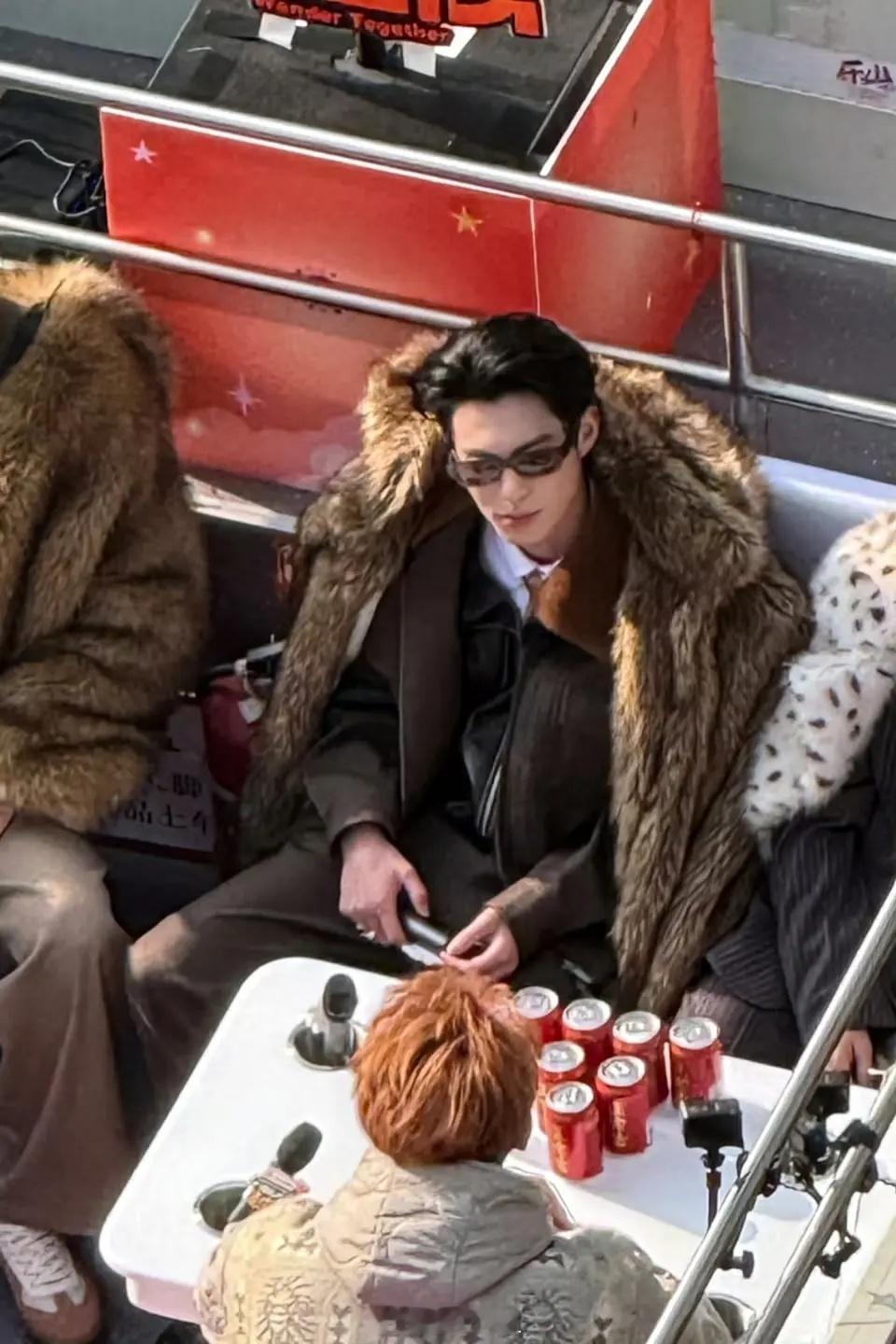 又给王鹤棣爽到了，“乐山巨星王鹤棣荣归故里”🐒第一次在乐山打扮得像个明星吧 