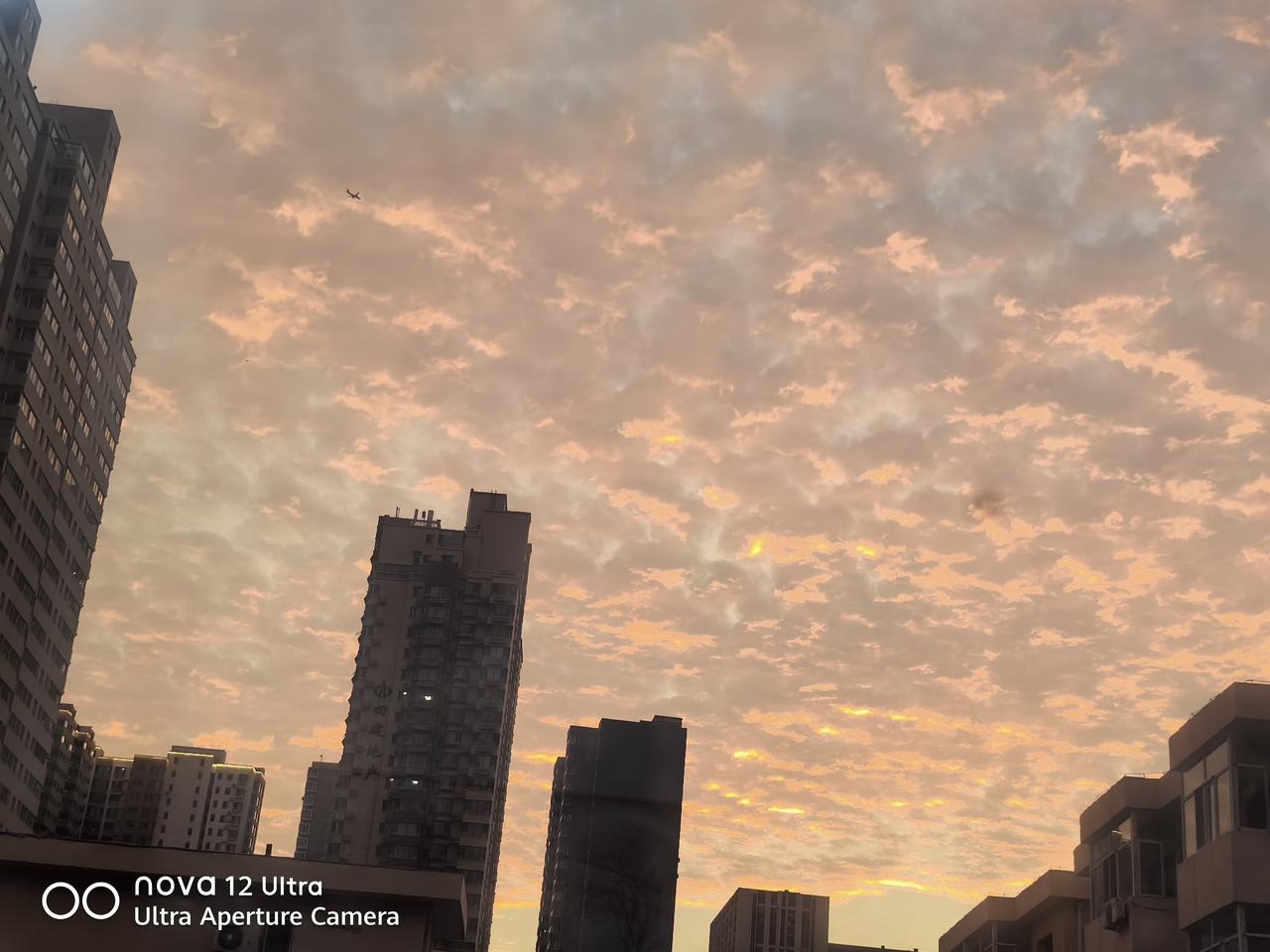 哇！天空每天真的是都有不一样的美呢！
秋天的天空着实美到了我的心巴儿上[爱慕]
