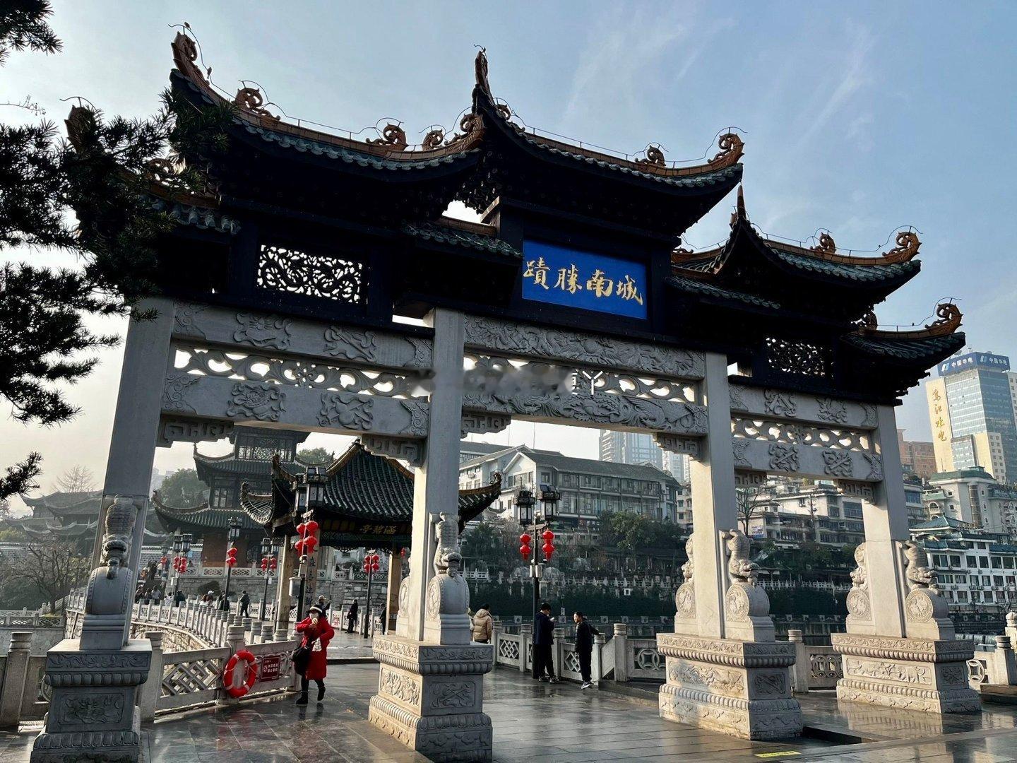 南明河的水，漫过浮玉桥的石栏，也漫过甲秀楼百年的时光。飞檐轻挑暮色，朱楼映着清波