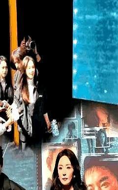 镜头对准，杨幂的裙摆却猛地盖向了身旁的女主持人。
 
主持人刚坐下，短裙的位置有