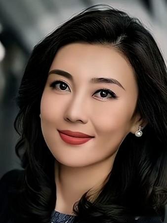 央视四大美女主持人：董卿知性优雅，周涛端庄大气，李思思青春靓丽，朱迅活力亲和，各