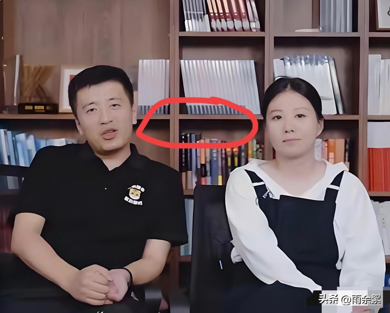 大家发现没，张雪峰的三个女人，模样长得都是同一个类型，尤其是前妻和现任！

瞧，