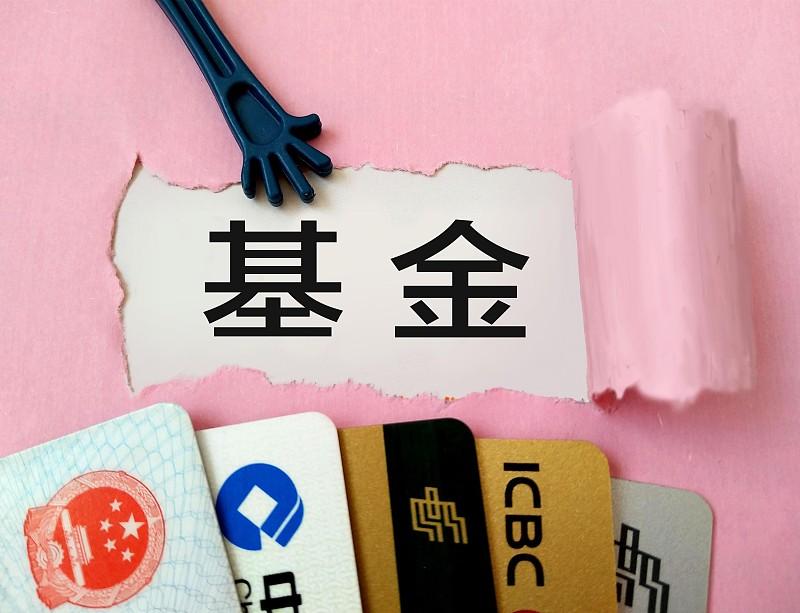 芯片基金这波高溢价能撑多久，现在真的没人敢拍胸脯打包票。
前几天景顺长城那只全球