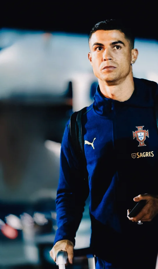 C罗和葡萄牙队抵达亚美尼亚