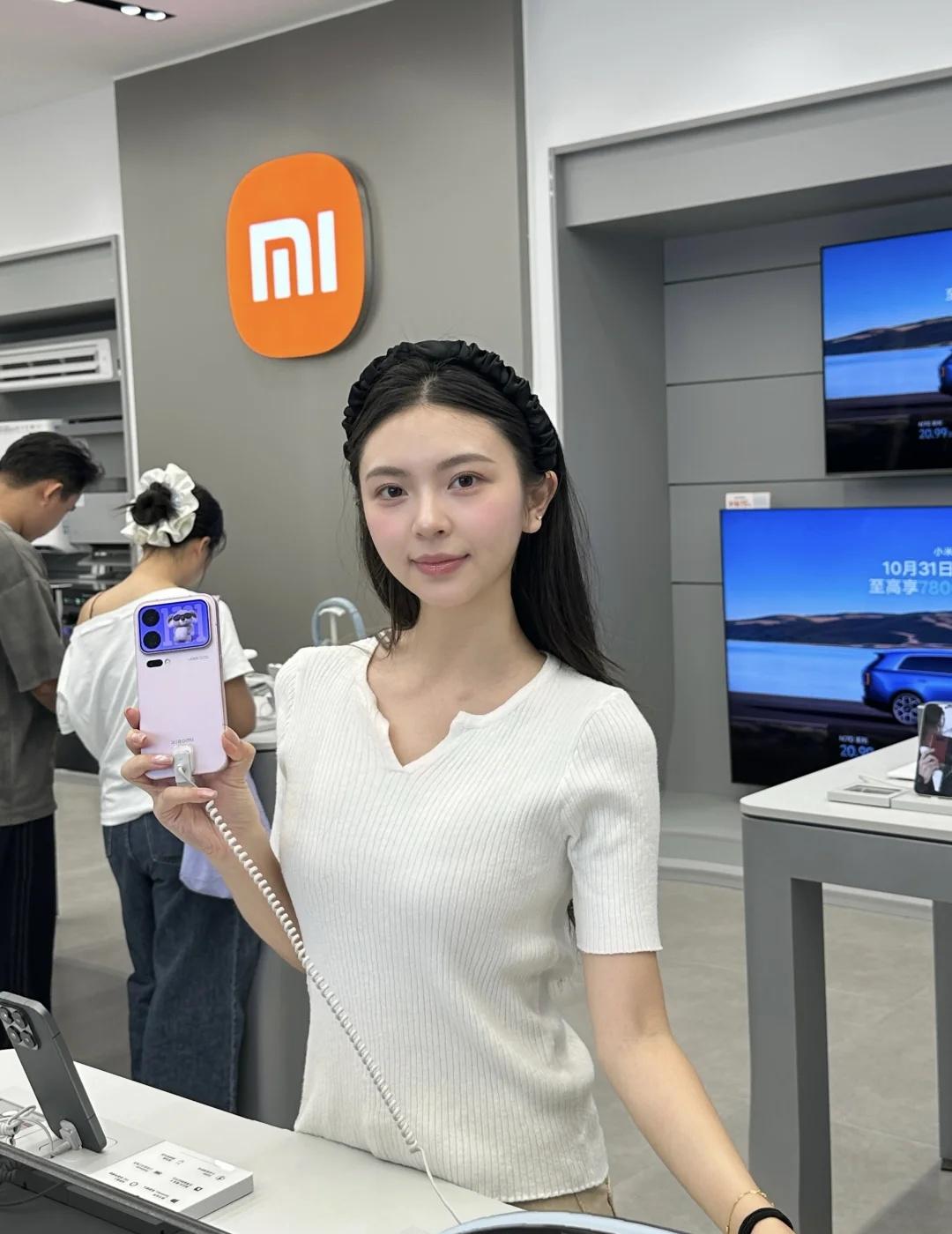 小米 18 Pro这个背屏真的越玩越上头！
今天心血来潮跑去小米门店看了18 P