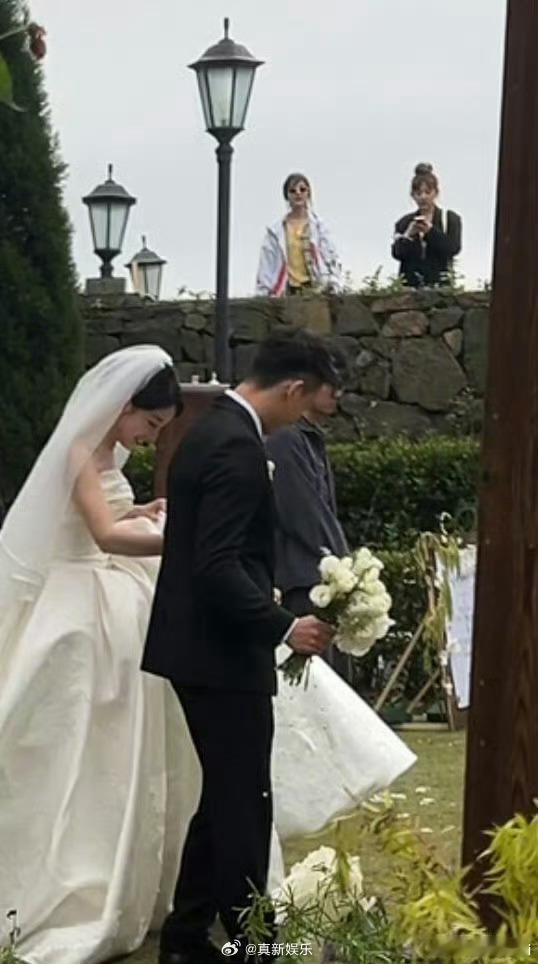 #章若楠参加妹妹婚礼#今日妹妹婚礼，网友发出现场视频，章若楠站在远处看着妹妹婚礼