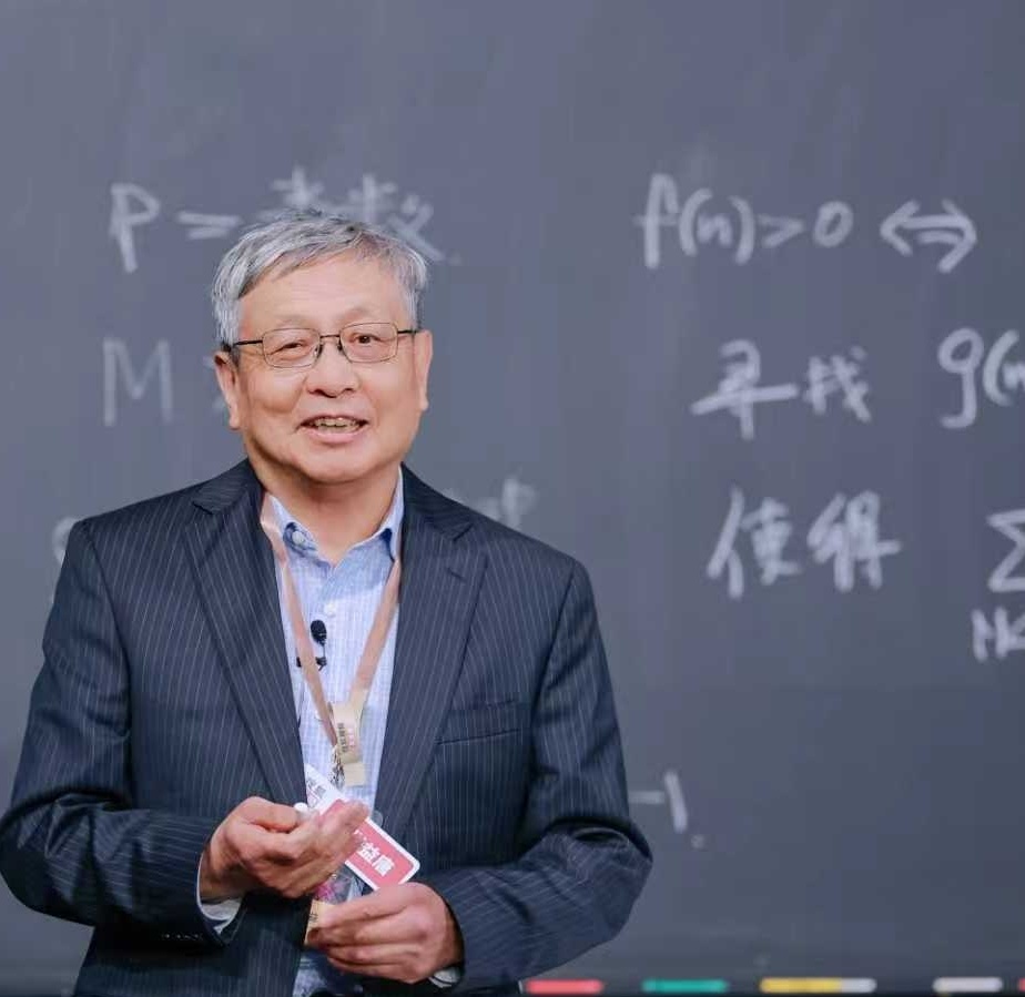 华人顶级数学家称被AI吹捧到脸红张益唐首先解释了孪生素数的核心定义，他表示：“解
