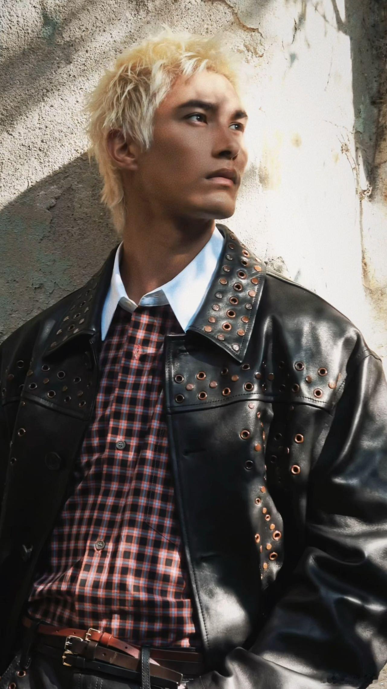 米卡赵美延同框 米卡在Marni26FW秀场这身造型太有记忆点了，别人都是黑白灰