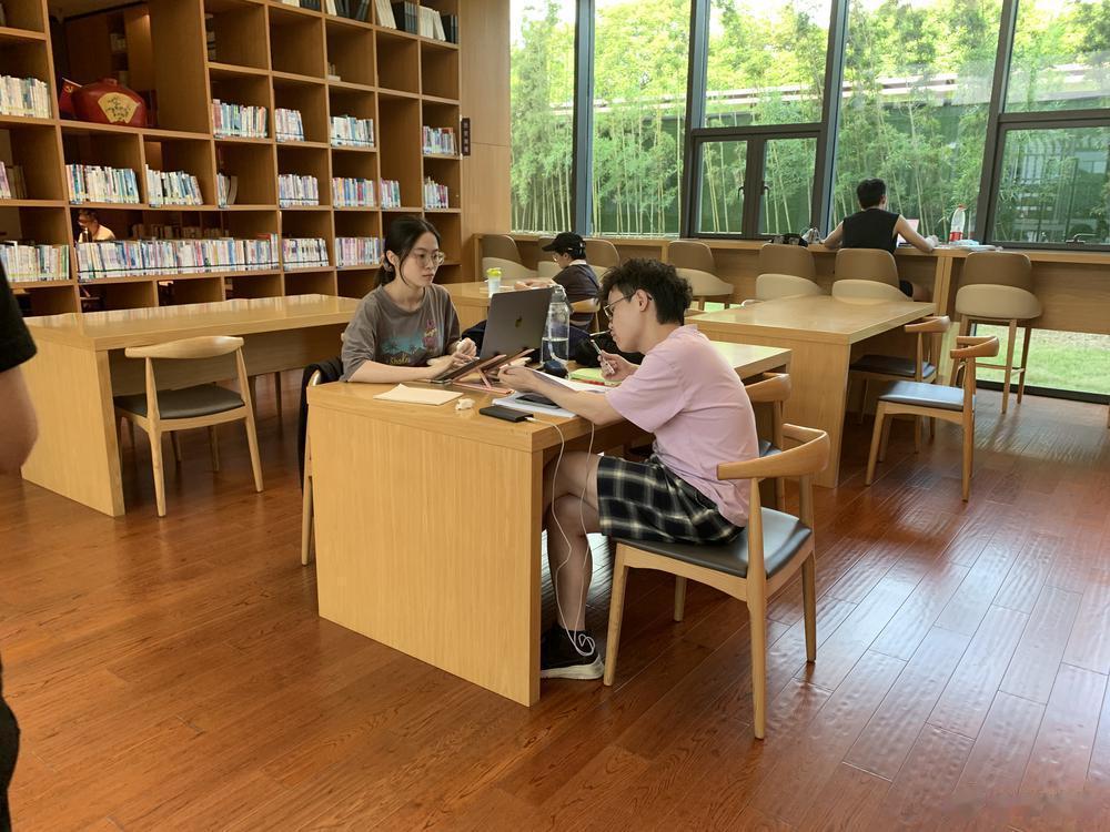 【江门江海：龙溪湖畔洋溢书香】中秋国庆假期临近，记者日前参加江海区委宣传部举办的