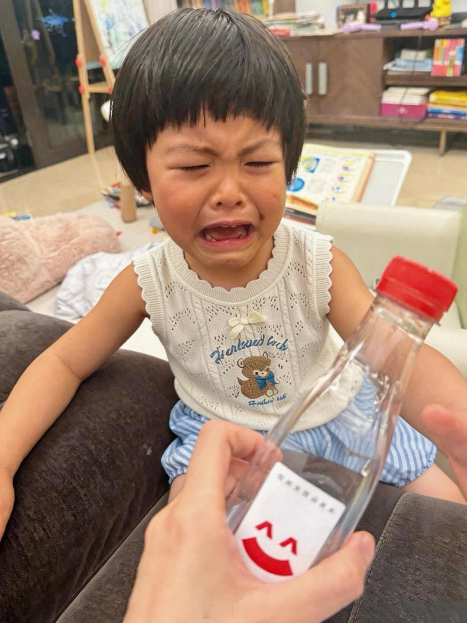 刚才渴了，看到桌上有瓶矿泉水打开咕嘟嘟喝了一半。一转身球宝气炸了，说是她的微笑水