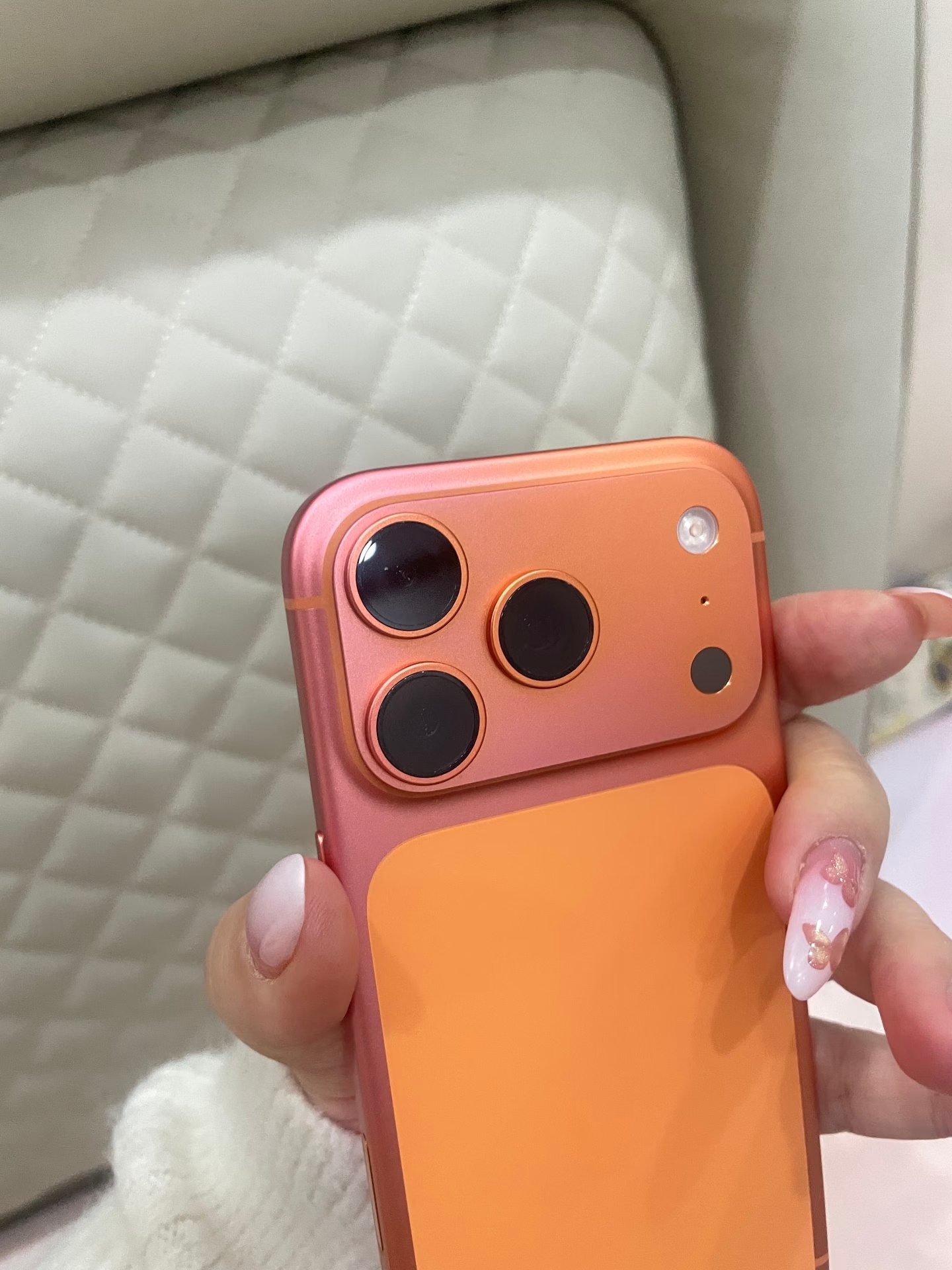 iPhone17只用一个月橙色变粉色这种掉色的 一搜一大堆，这个橙色很容易掉色，