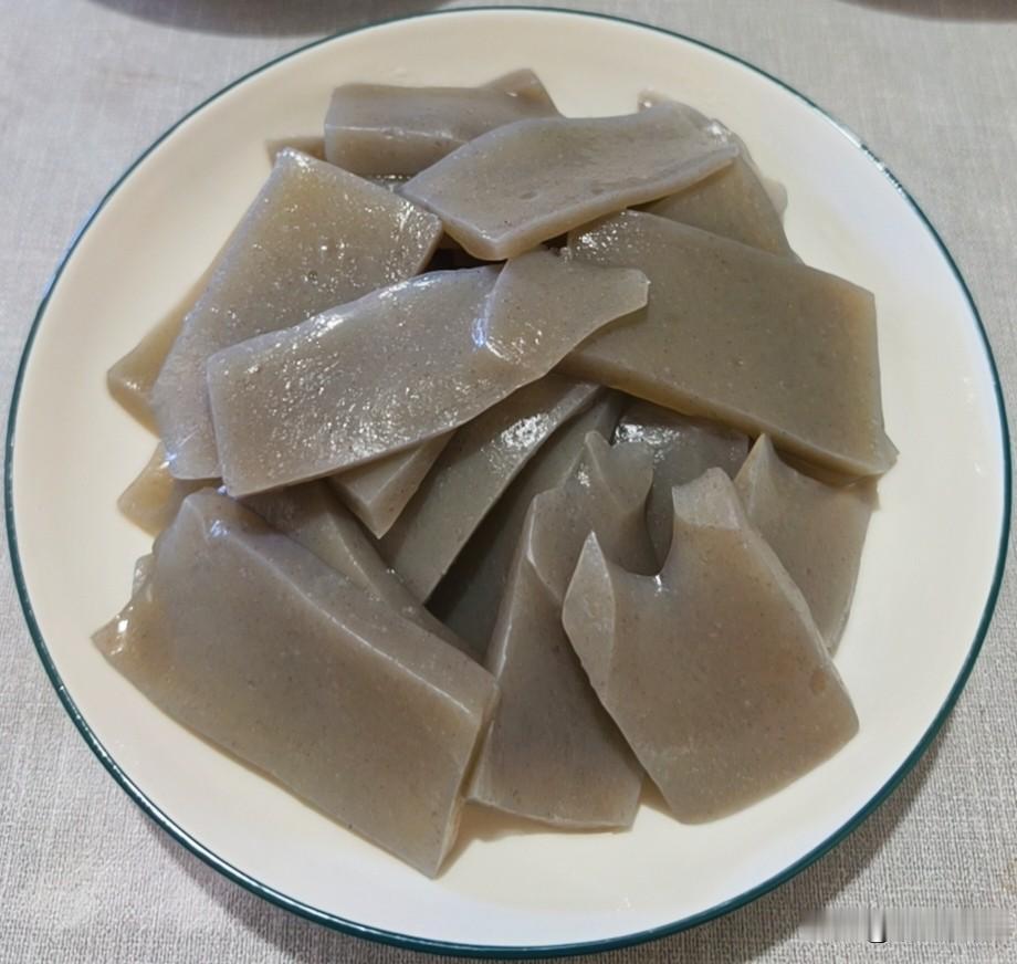 早餐用面条做了主食，那么午餐控制控制，以蘸水菜来平衡一天的摄入总量。

先调一个