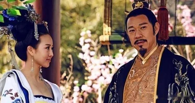 一天，李世民问妹夫薛万彻：“听说你与公主结婚数月还未同住？”薛万彻涨红了脸，像个