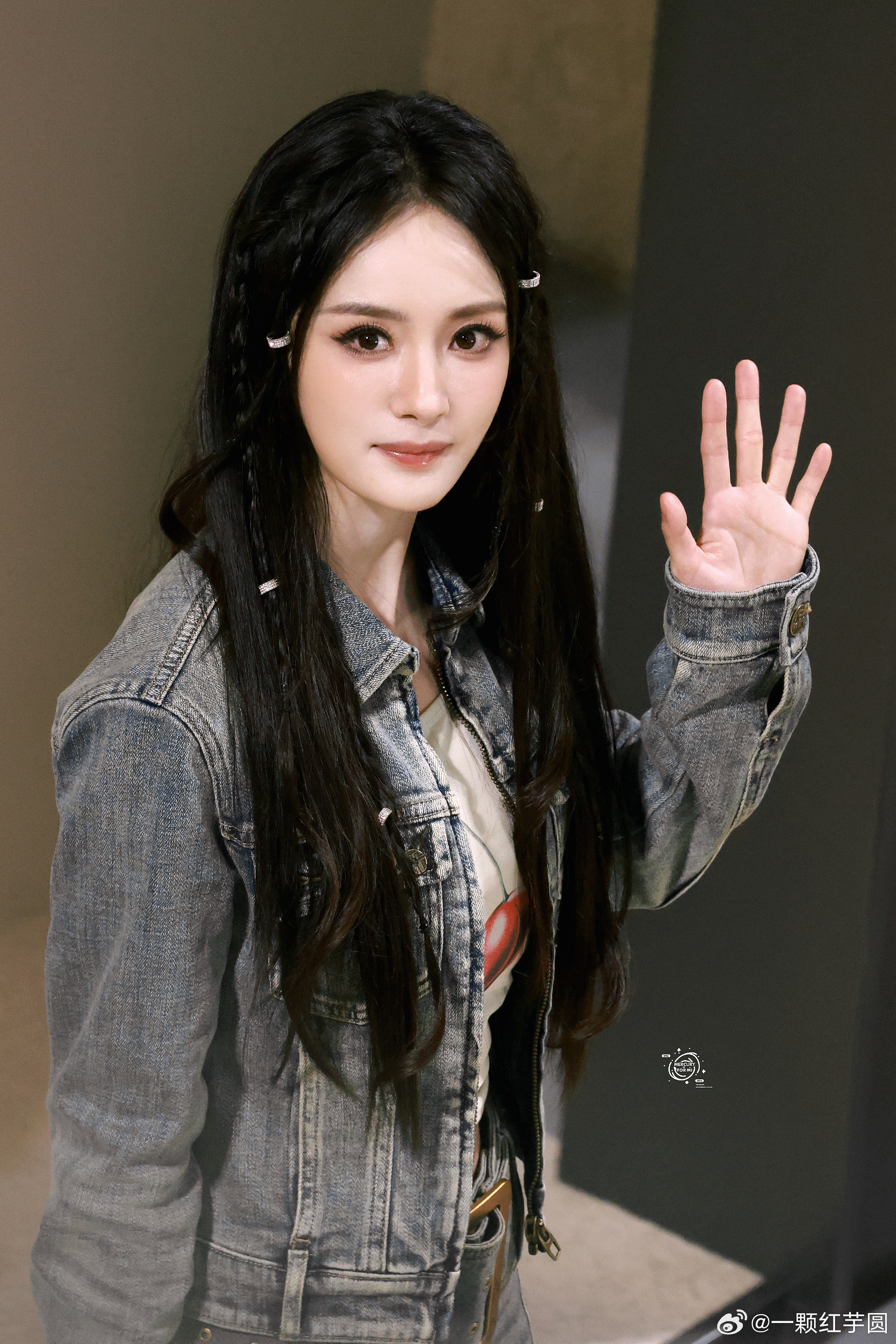 杨幂 今天直播下班还请粉丝吃糖啦！顶好的幂姐 杨幂编发