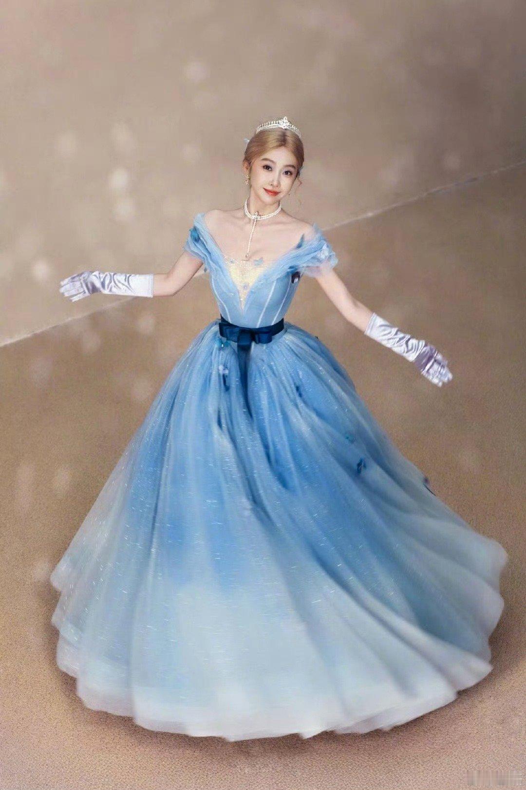 宣璐cos辛德瑞拉 宣璐的辛德瑞拉cos细节感拉满！不仅复刻了标志性的蓝色礼服，