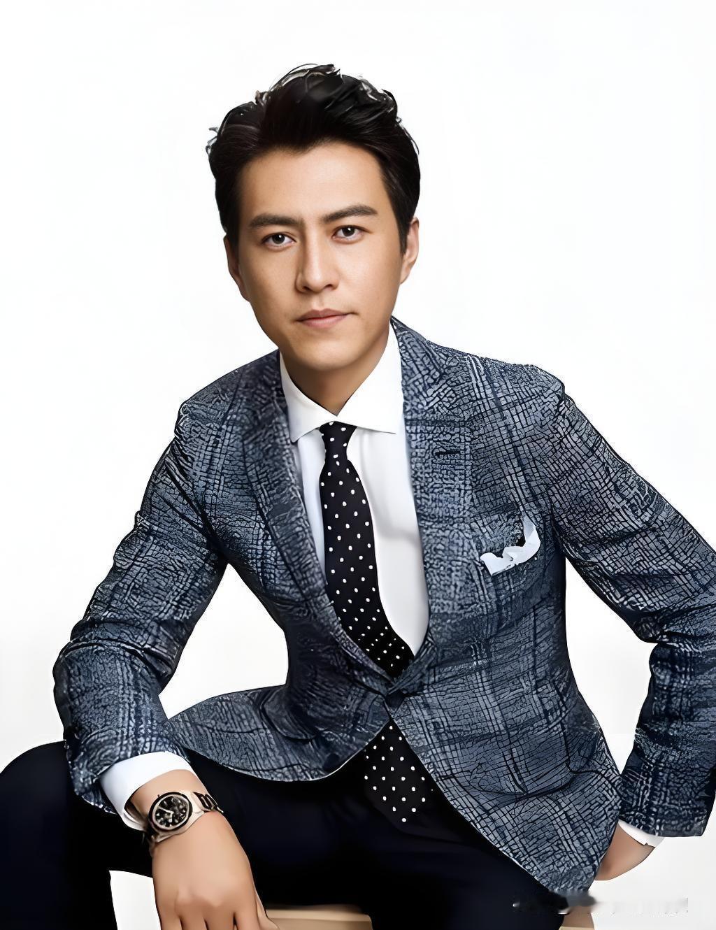 娱乐圈的朋友，大多是表面热络、背后算计。
但靳东不一样。
他的交友原则，又刚又暖