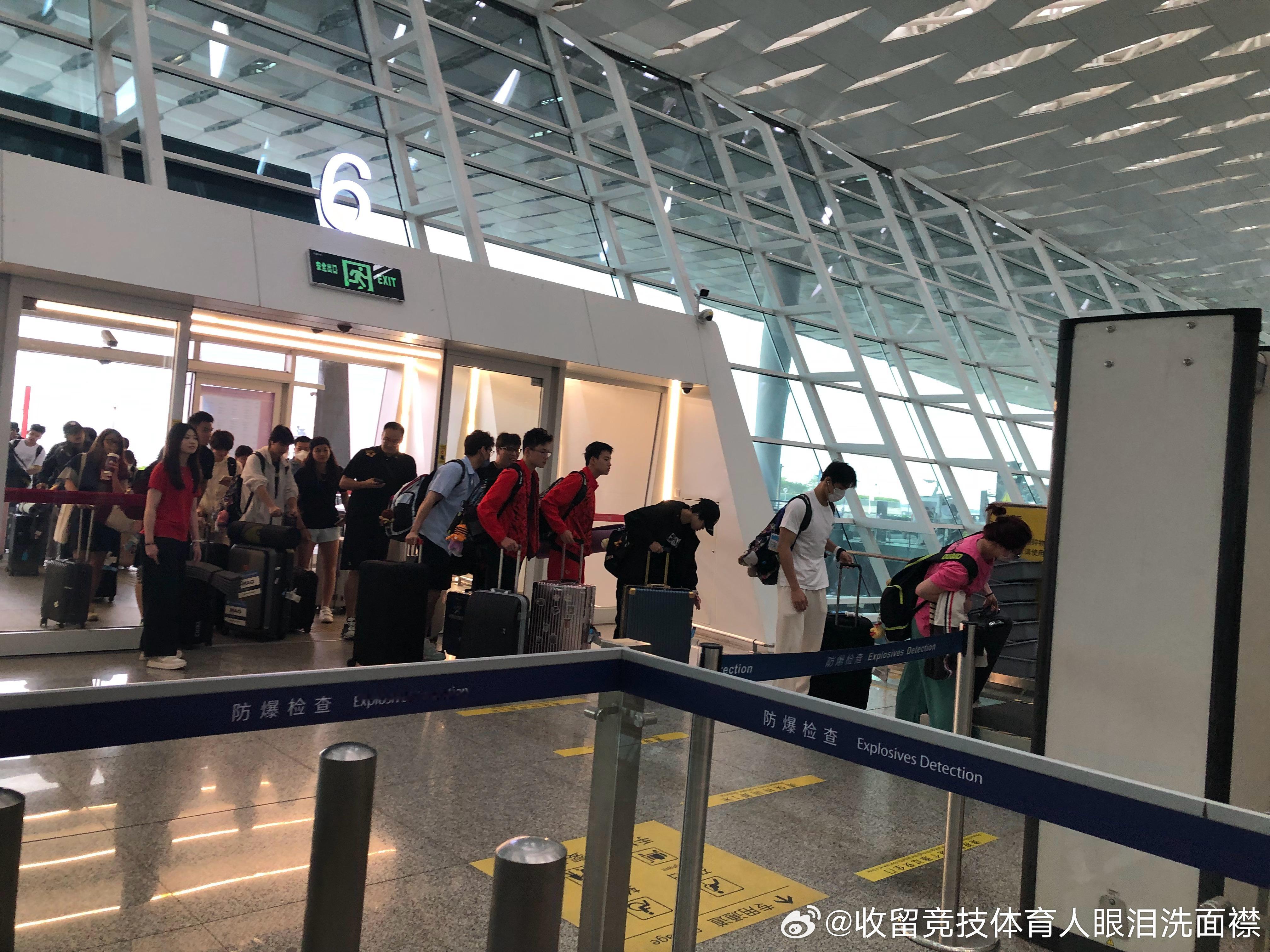 一进机场就看到上海队和浙江队涌入…. ​​​