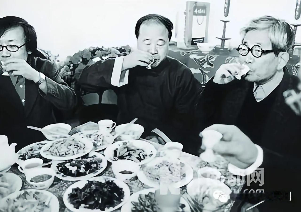 有位作家曾说“用尿酿高粱酒的那位作家”在井冈山毛主席故居说过几句胡话，莫言始终没