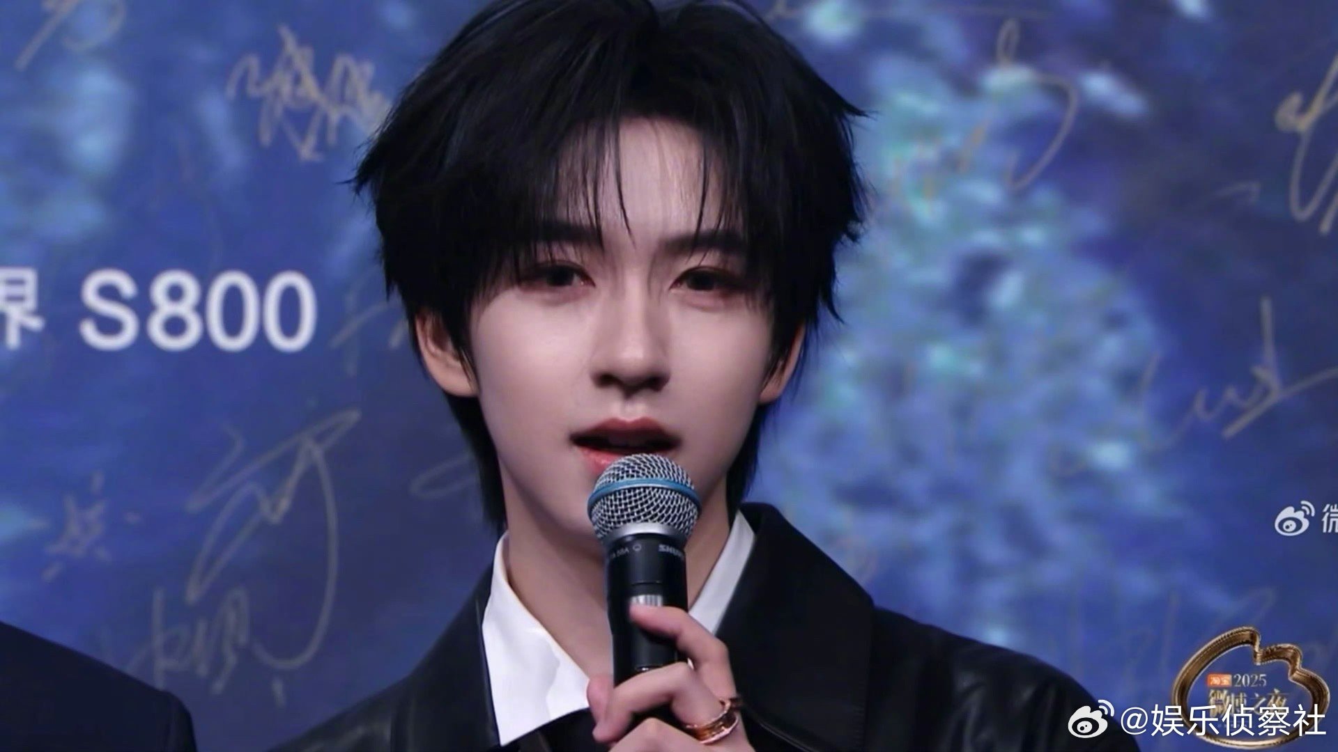 贺峻霖太板正了！微博之夜