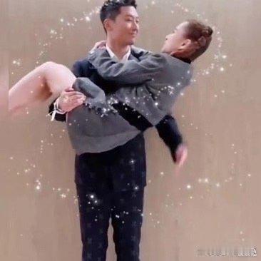 窦骁力气大，轻松抱起何超莲，夫妻俩甜蜜恩爱，让人羡慕不已 ​​​